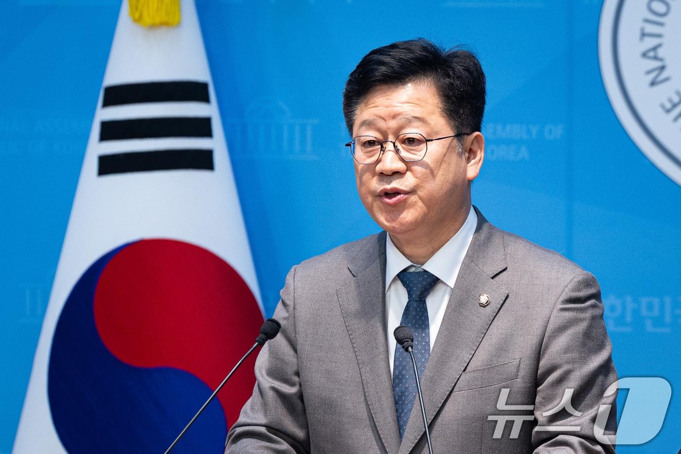 본문 이미지 - 안호영 더불어민주당 의원이 2일 서울 여의도 국회 소통관에서 전라북도지사 출마 선언 기자회견을 하고 있다. 2026.4.2 ⓒ 뉴스1 유승관 기자