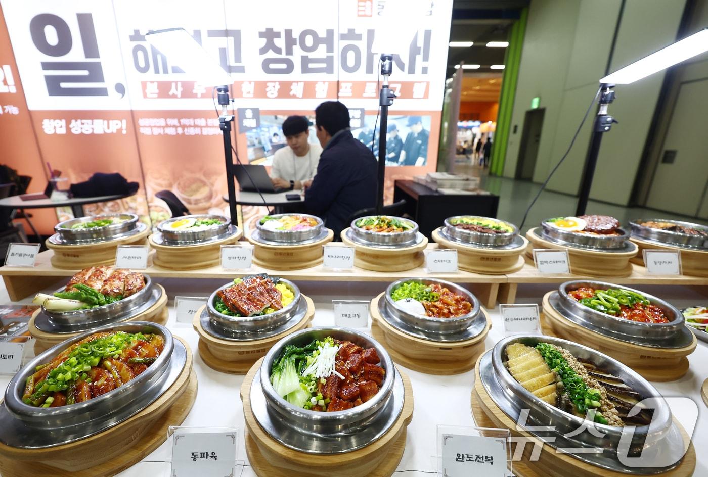 본문 이미지 - 서울 강남구 코엑스에서 열린 2026 상반기 IFS 프랜차이즈 창업·산업 박람회를 찾은 관람객들이 창업 상담을 받고 있다. 2026.4.2 ⓒ 뉴스1 김민지 기자