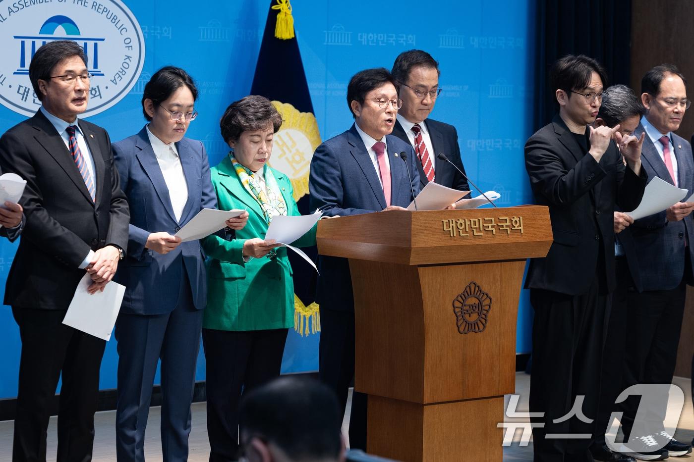 본문 이미지 - 국회 예산결산특별위원회 국민의힘 박형수 간사를 비롯한 위원들이 2일 서울 여의도 국회 소통관에서 2026년도 제1회 추가경정예산안 관련 기자회견을 하고 있다. ⓒ 뉴스1 유승관 기자