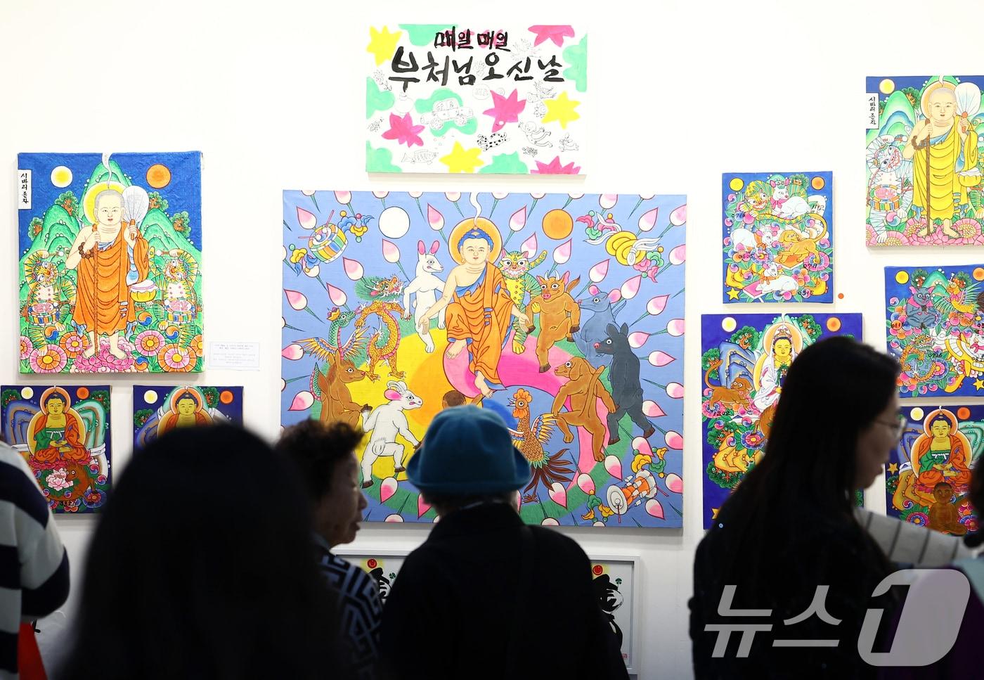 본문 이미지 - 2일 오전 서울 강남구 코엑스에서 열린 '2026 서울국제불교박람회 & 제14회 붓다아트페어'에서 관람객들이 부스를 둘러보고 있다. 2026.4.2 ⓒ 뉴스1 김민지 기자