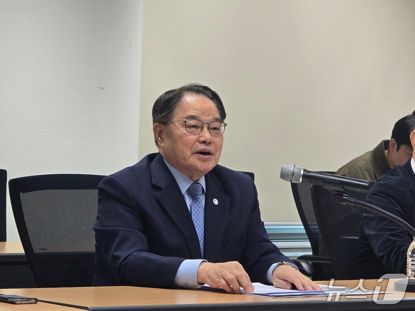 본문 이미지 - 양창호 한국해운협회 상근부회장이 2일 서울 여의도 해운협회에서 열린 기자단 간담회에서 발언하고 있다. 2026.4.2/뉴스1 양새롬 기자