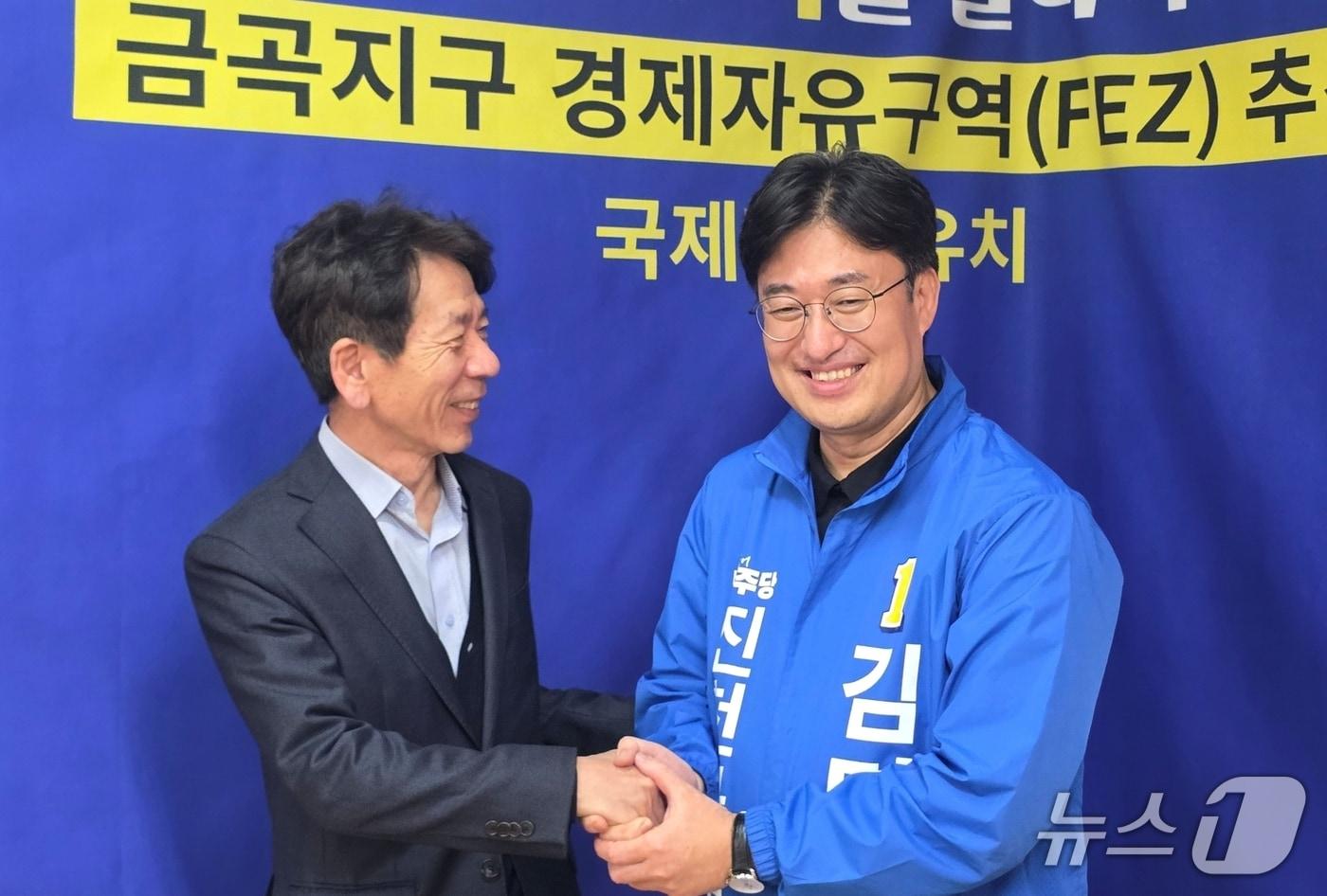 본문 이미지 - 김명식 더불어민주당 진천군수 예비후보가 박재국 정책자문위원장(전 진천부군수)과 악수하고 있다.(김명식 예비후보 캠프 제공. 재판매 및 DB금지)