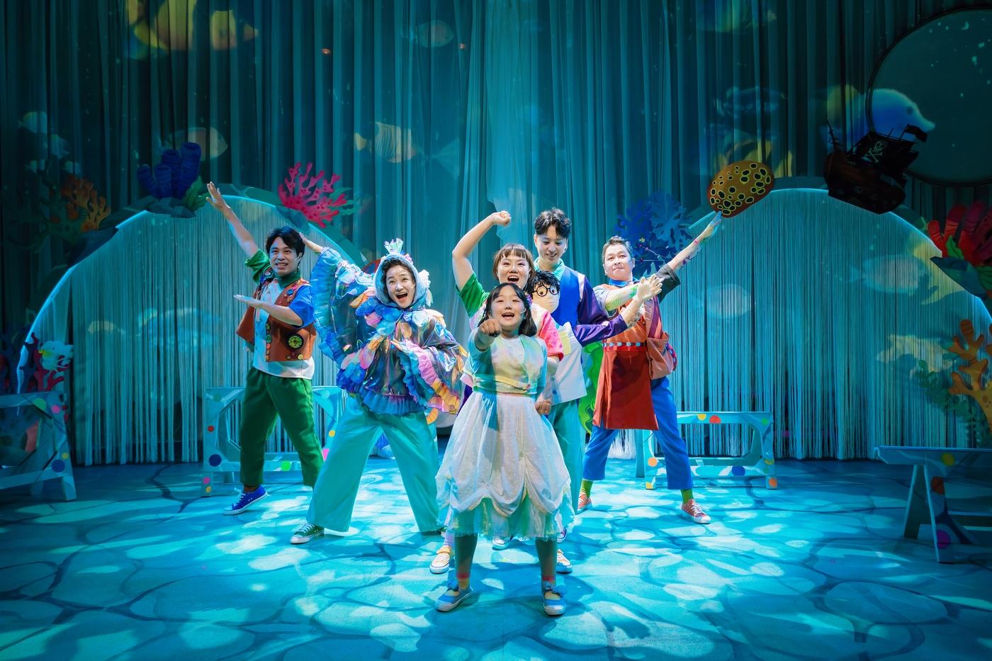본문 이미지 - '이상한 나라의 숨바꼭질' 공연사진(한국문화예술위원회 제공)