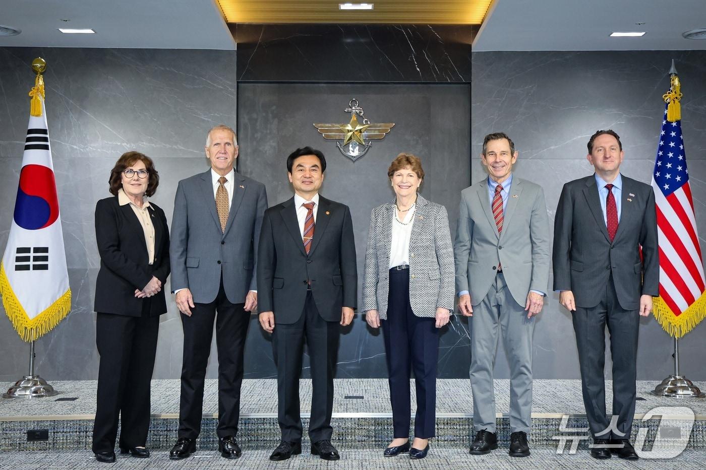 본문 이미지 - 2인 안규백 국방부 장관이 미 상원의원단과 접견해 기념촬영을 하고 있다. (국방부 제공)