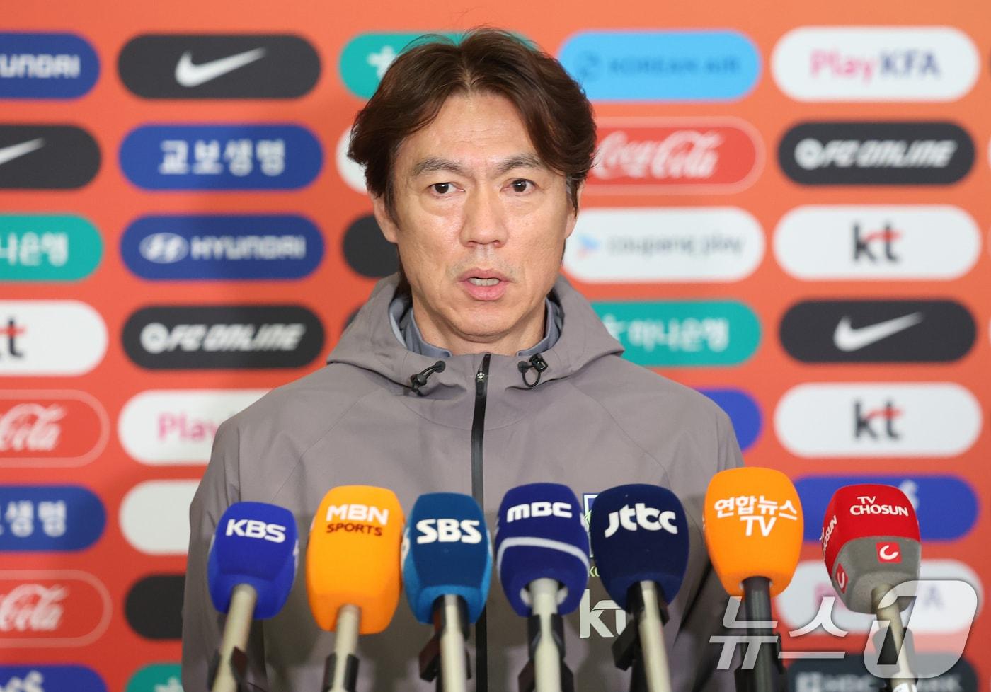 본문 이미지 - 2026 북중미 월드컵 소집 전 마지막 평가전을 마치고 돌아온 축구대표팀 홍명보 감독이 2일 인천국제공항 제2터미널을 통해 귀국해 취재진의 질문에 답하고 있다.  2026.4.2 ⓒ 뉴스1 오대일 기자