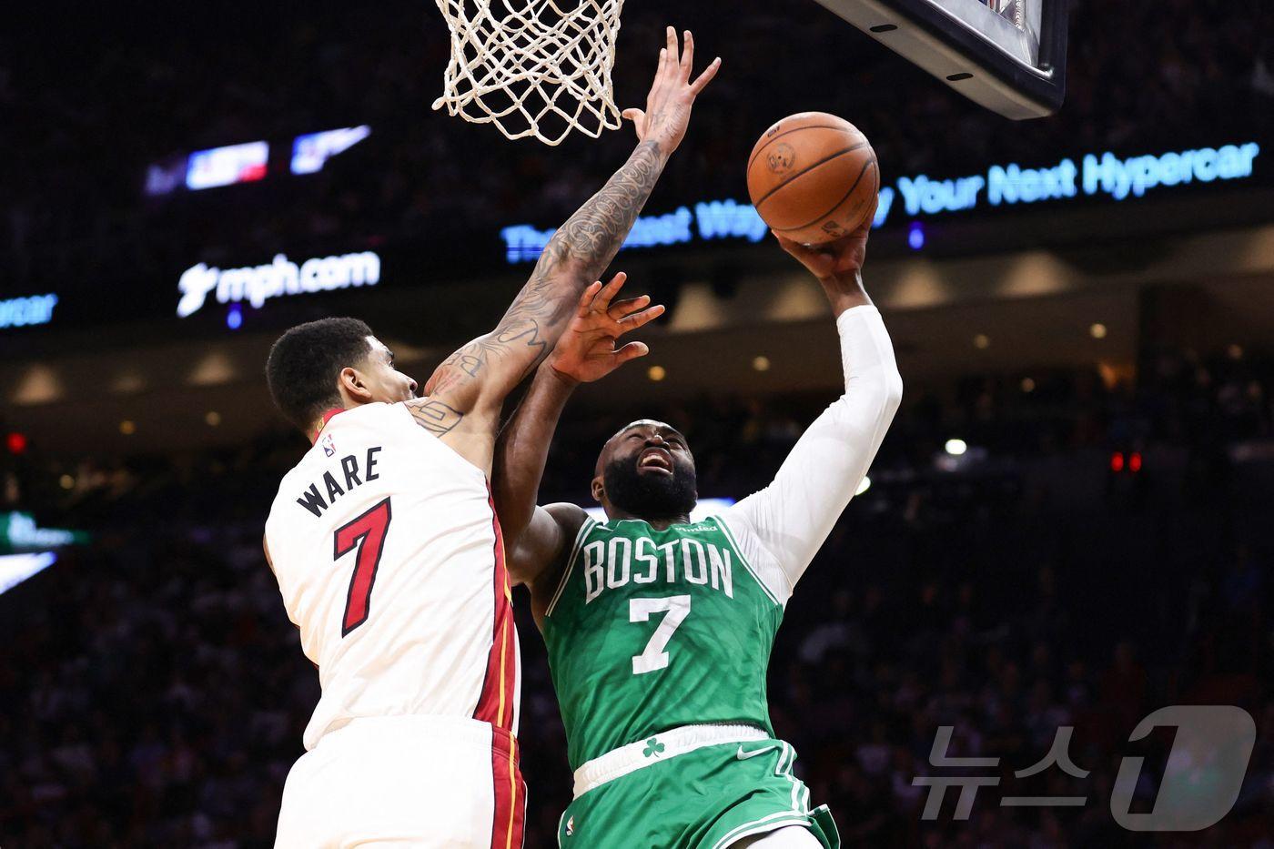 본문 이미지 - NBA 보스턴 브라운(오른쪽)이 2일(한국시간) 마이애미와 경기에서 슛을 시도하고 있다. ⓒ AFP=뉴스1