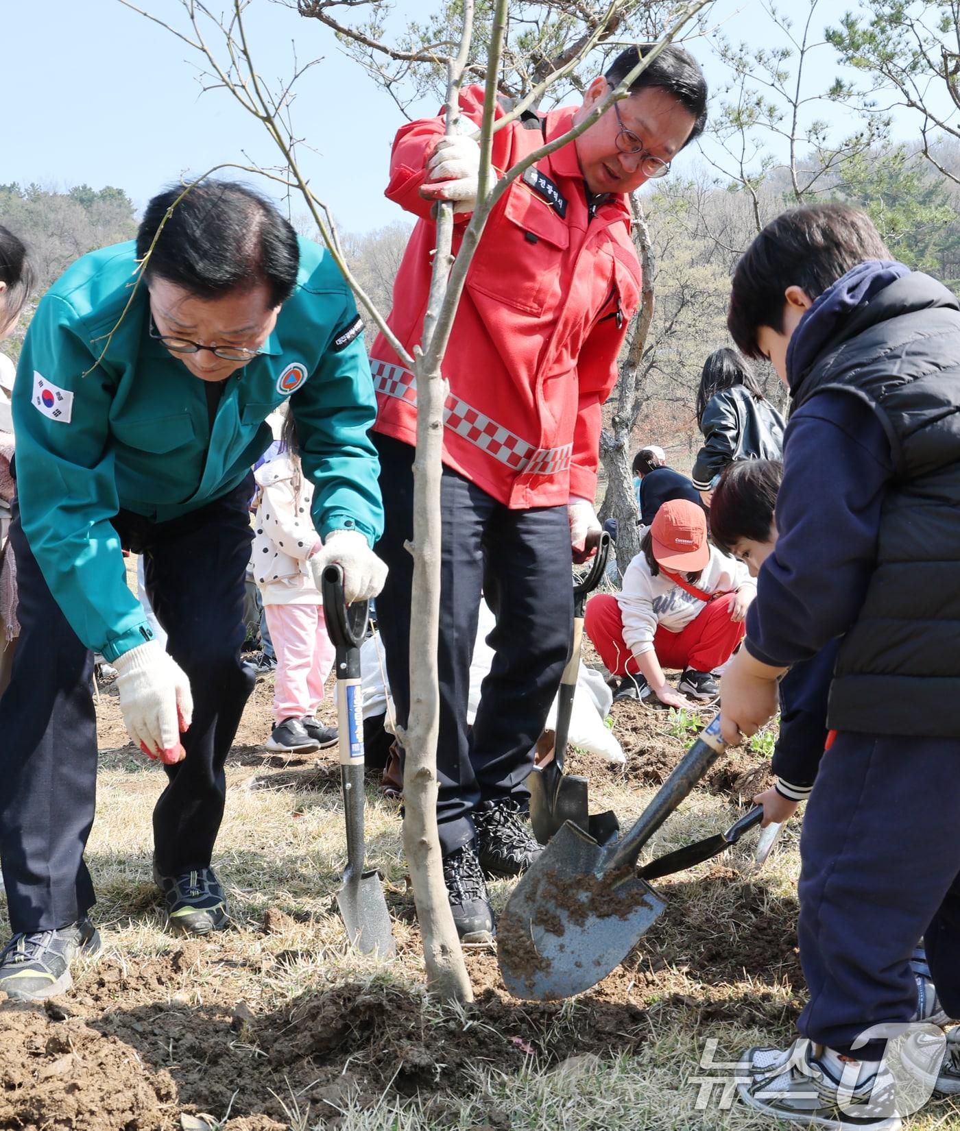 본문 이미지 - 제81회 식목일을 앞둔 2일 대전 대덕구 장동문화공원 일원에서 진행된 나무심기 행사에서 이장우 대전시장, 조원휘 대전시의장이 장동초등학교 어린이들과 함께 나무를 심고 있다. 2026.4.2 ⓒ 뉴스1 김기태 기자