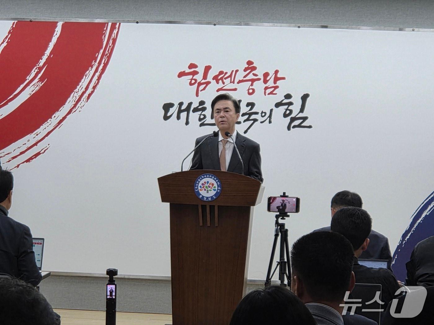 본문 이미지 -  김태흠 지사가 도청 프레스센터에서 중소기업과 소상공인의 경영 안정을 위한 긴급 지원책을 발표하고 있다.2026.4.2/뉴스1