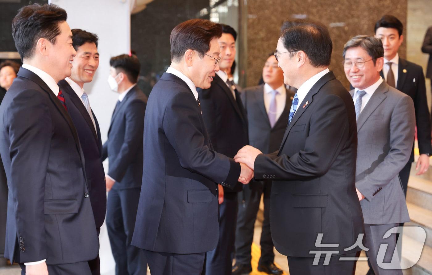 본문 이미지 - 시정연설을 위해 국회를 방문한 이재명 대통령이 2일 서울 여의도 국회에서 우원식 국회의장과 인사를 나누고 있다. 2026.4.2 ⓒ 뉴스1 이재명 기자