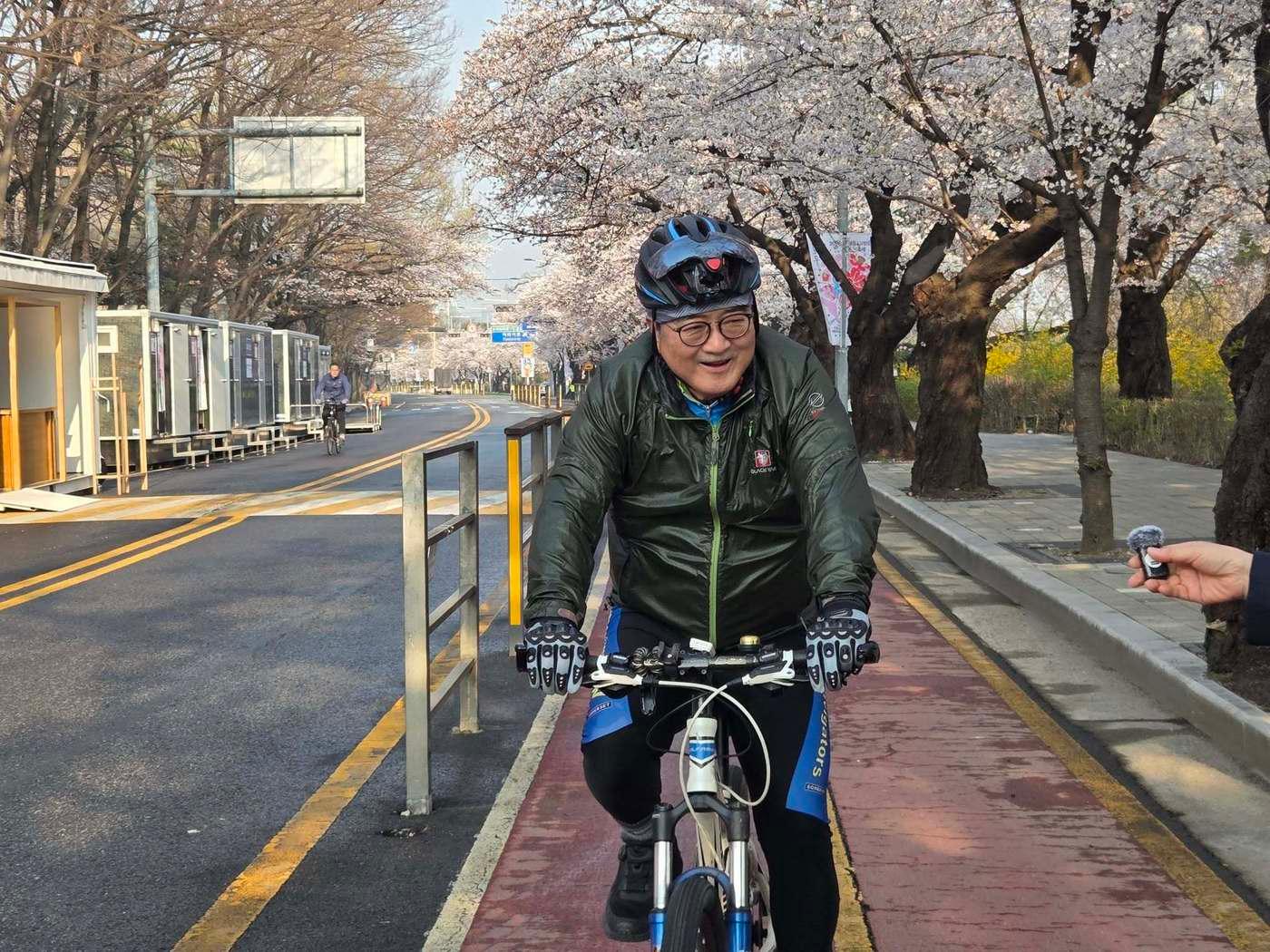 본문 이미지 - 우원식 국회의장이 자전거를 이용해 한남동 공관에서 출근하는 모습(우원식 국회의장 페이스북 캡처)