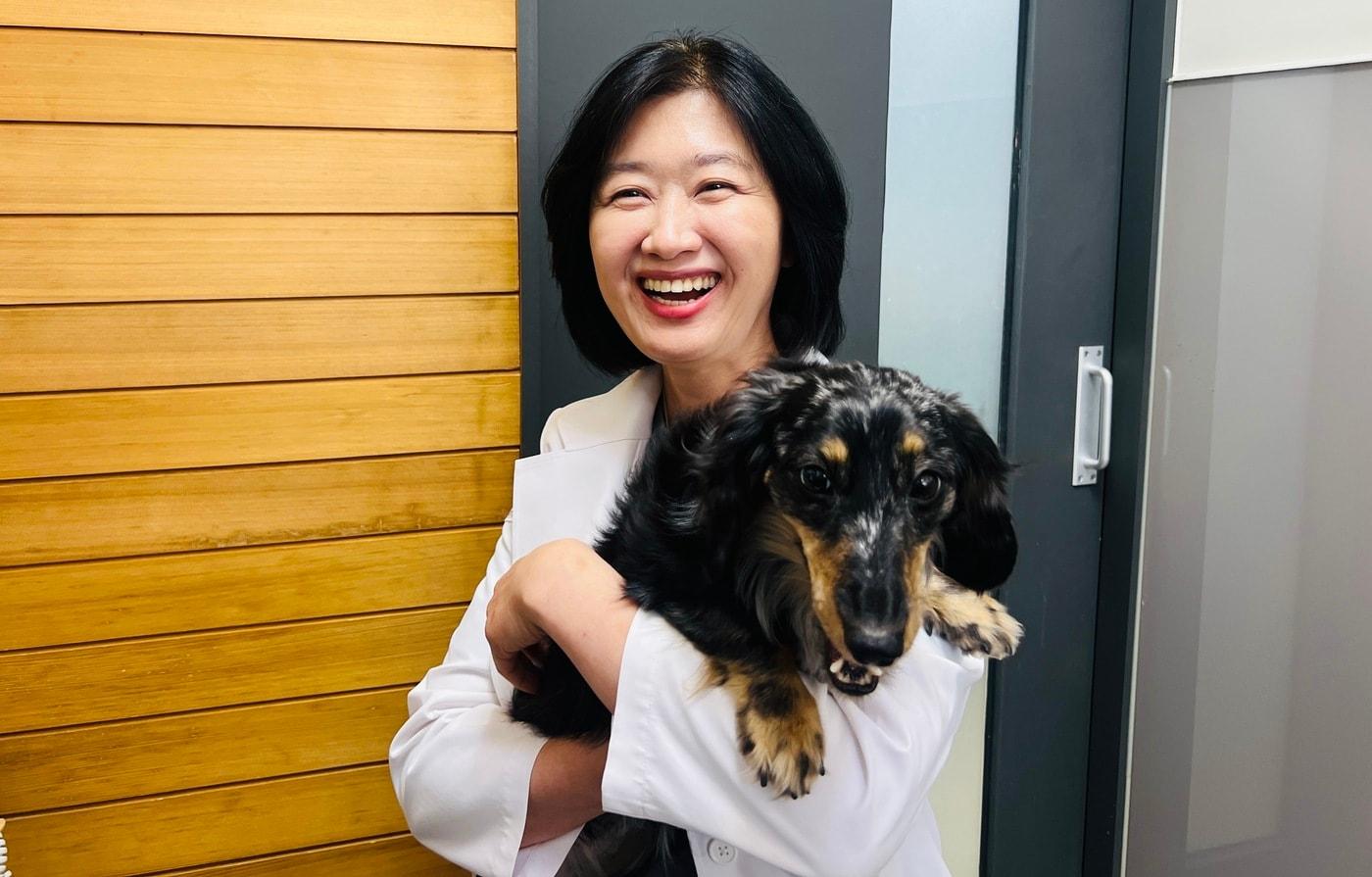 본문 이미지 - 이진민 라라동물의료원 대표원장과 반려견 태리 ⓒ 뉴스1