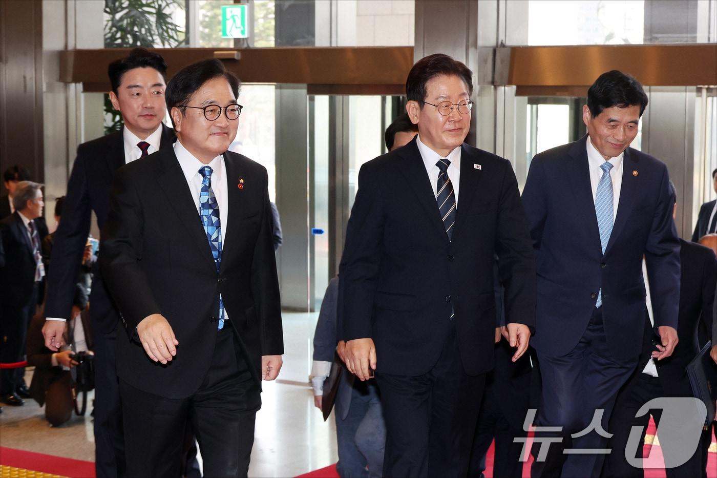 본문 이미지 - 이재명 대통령이 2일 서울 여의도 국회에서 26조2000억 원 규모의 2026년도 1차 추가경정예산안에 대한 시정연설을 하기 전 우원식 국회의장과 환담을 위해 발걸음을 옮기고 있다. 이번 추경안은 중동 사태 장기화로 발생한 고유가·고환율·고금리 등 이른바 '3고(高) 현상'에 대응하고 민생 회복을 도모하기 위해 편성됐다. 2026.4.2 ⓒ 뉴스1 국회사진기자단
