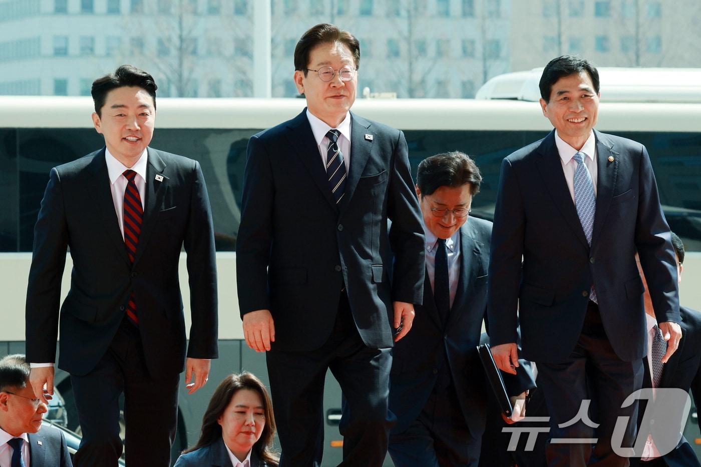 본문 이미지 - 이재명 대통령이 2일 중동 사태 대응을 위한 추가경정예산(추경)안 시정연설을 하기 위해 서울 여의도 국회에 도착하고 있다. 2026.4.2 ⓒ 뉴스1 이재명 기자