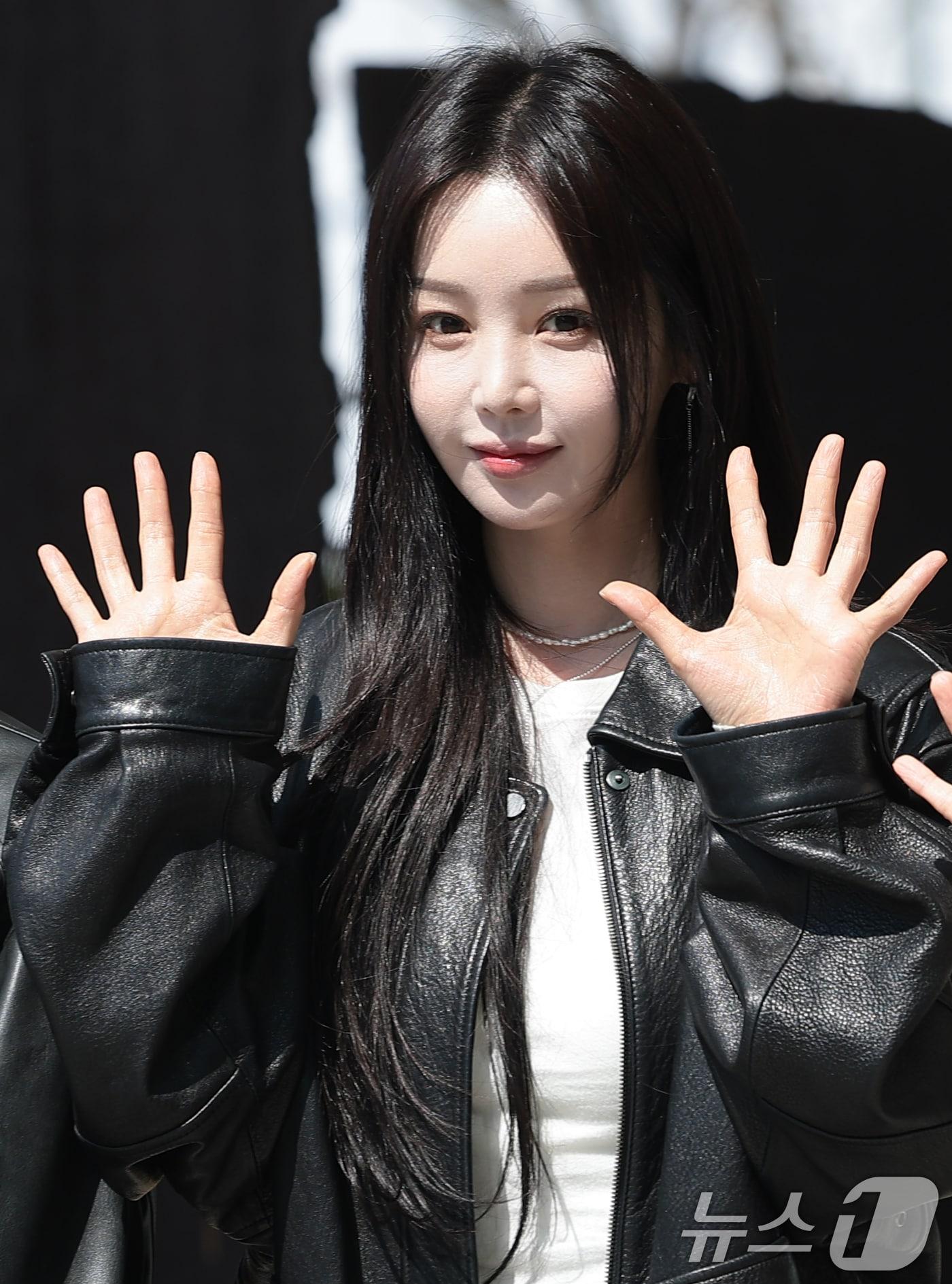 본문 이미지 - 씨야의 남규리가 2일 오후 서울 양천구 SBS에 도착해 SBS 파워FM ‘두시탈출 컬투쇼’ 생방송에 앞서 인사를 하고 있다. 2026.4.2 ⓒ 뉴스1 권현진 기자