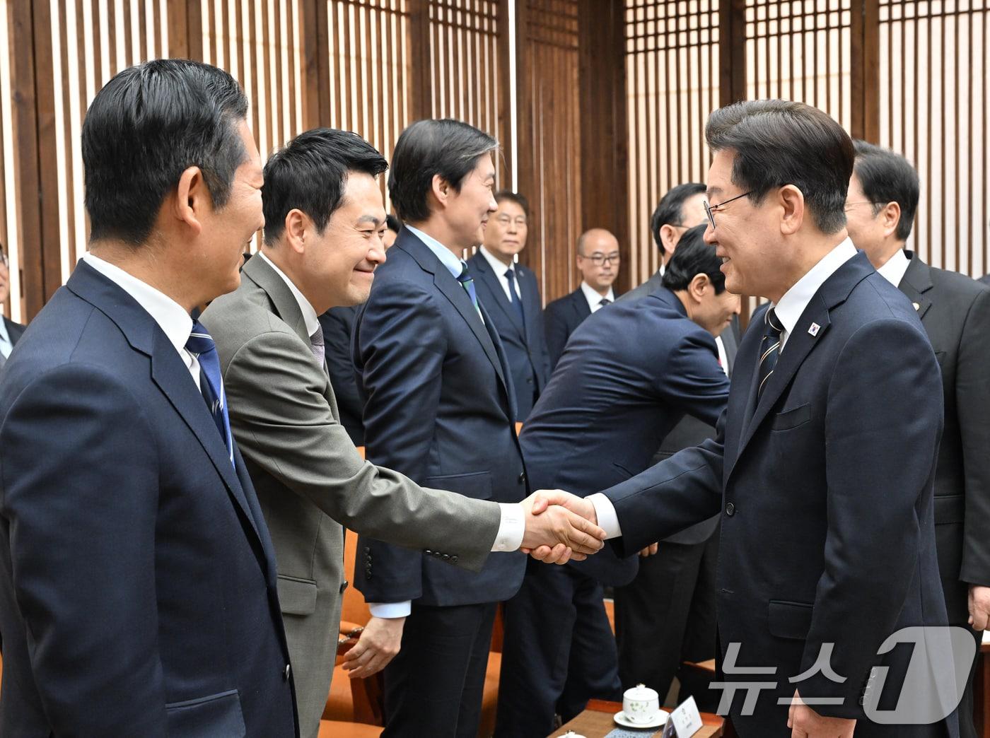 본문 이미지 - 시정연설을 위해 국회를 방문한 이재명 대통령이 2일 서울 여의도 국회의장실에서 장동혁 국민의힘 대표와 악수를 하고 있다. 2026.4.2 ⓒ 뉴스1 이재명 기자