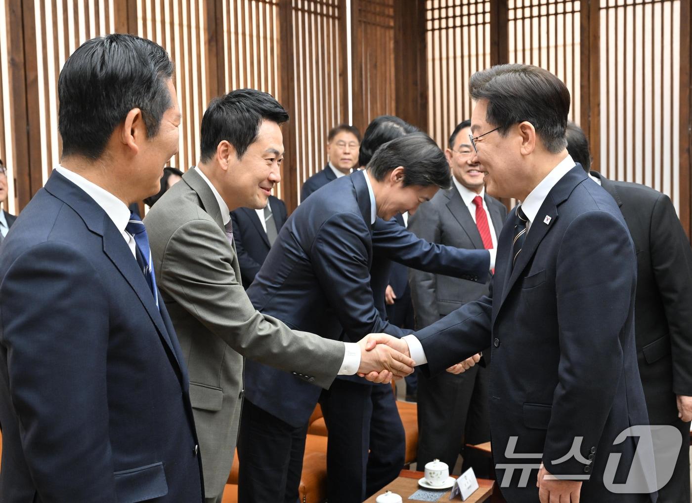본문 이미지 - 시정연설을 위해 국회를 방문한 이재명 대통령이 2일 서울 여의도 국회의장실에서 장동혁 국민의힘 대표와 악수를 하고 있다. 2026.4.2 ⓒ 뉴스1 이재명 기자