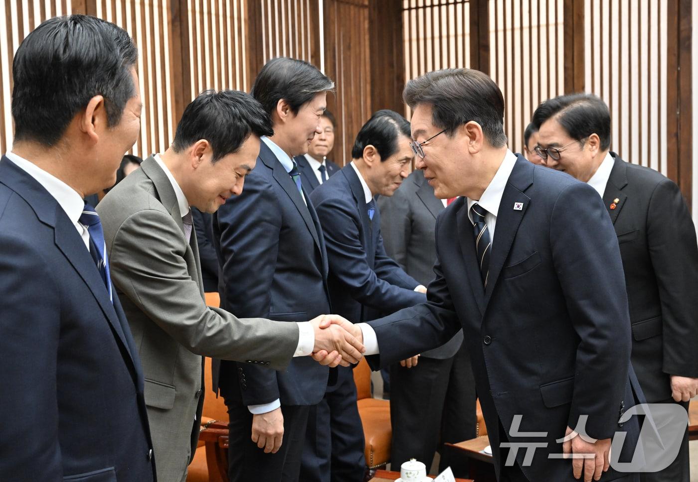 본문 이미지 - 시정연설을 위해 국회를 방문한 이재명 대통령이 2일 서울 여의도 국회의장실에서 장동혁 국민의힘 대표와 악수를 하고 있다. 2026.4.2 ⓒ 뉴스1 이재명 기자