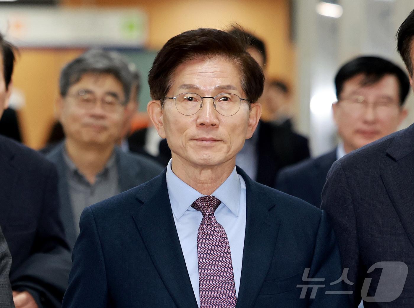 본문 이미지 - 김문수 전 고용노동부 장관이 2일 서울 서초구 서울중앙지방법원에서 열린 '21대 대선 선거법 위반' 혐의 공직선거법위반 결심공판에 출석하고 있다. 2026.4.2 ⓒ 뉴스1 이호윤 기자