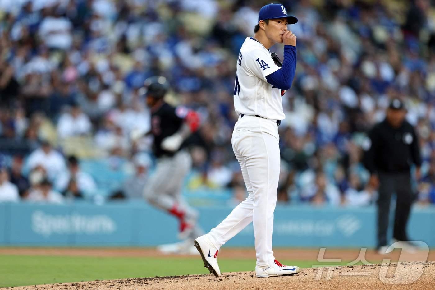 본문 이미지 - LA 다저스 투수 야마모토 요시노부가 2일(한국시간) 열린 2026 메이저리그 클리블랜드 가디언스와 홈 경기에서 3회초 가브리엘 아리아스에게 2점 홈런을 허용한 뒤 아쉬워하고 있다. ⓒ AFP=뉴스1