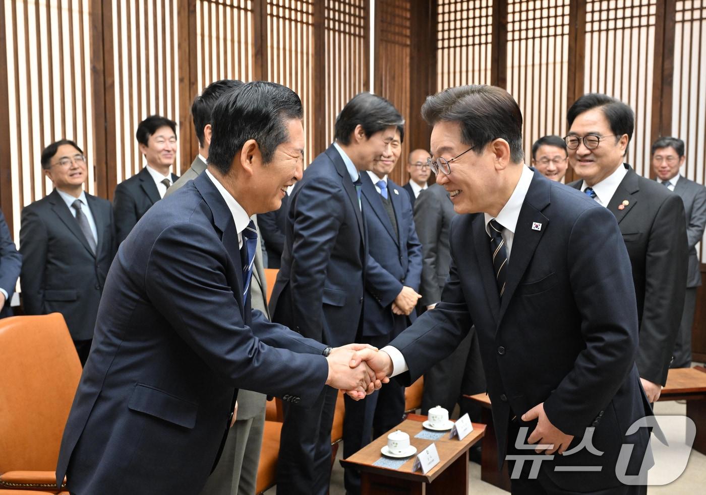 본문 이미지 - 시정연설을 위해 국회를 방문한 이재명 대통령이 2일 서울 여의도 국회의장실에서 정청래 더불어민주당 대표와 악수를 하고 있다. 2026.4.2 ⓒ 뉴스1 이재명 기자
