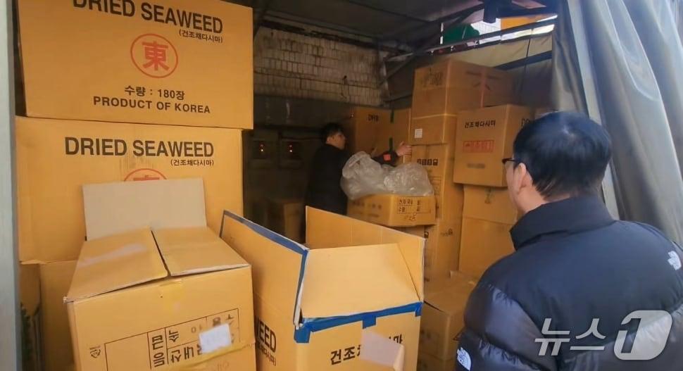 본문 이미지 - 원산지 허위 표시업체를 조사 중인 완도해경의 모습.(완도해경 제공. 재판매 및 DB 금지)