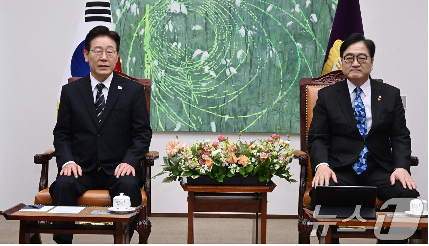 본문 이미지 - 시정연설을 위해 국회를 방문한 이재명 대통령이 2일 서울 여의도 국회에서 우원식 국회의장, 여야 대표 등과 환담을 나누고 있다. 2026.4.2 ⓒ 뉴스1 국회사진기자단