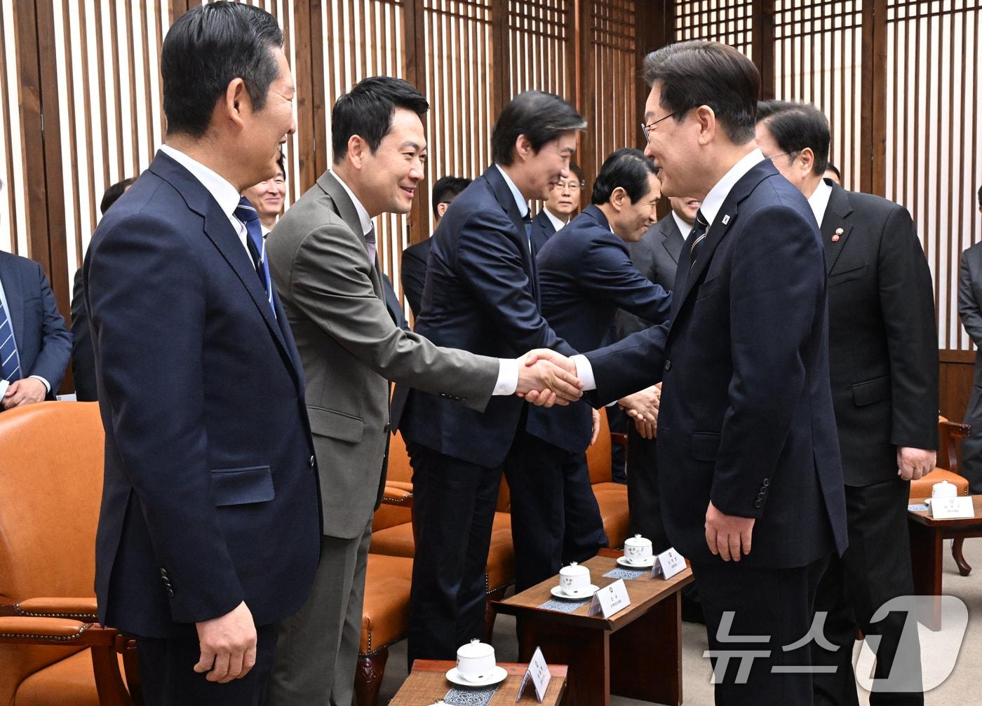 본문 이미지 - 시정연설을 위해 국회를 방문한 이재명 대통령이 2일 서울 여의도 국회의장실에서 장동혁 국민의힘 대표와 악수를 하고 있다. 2026.4.2 ⓒ 뉴스1 국회사진기자단