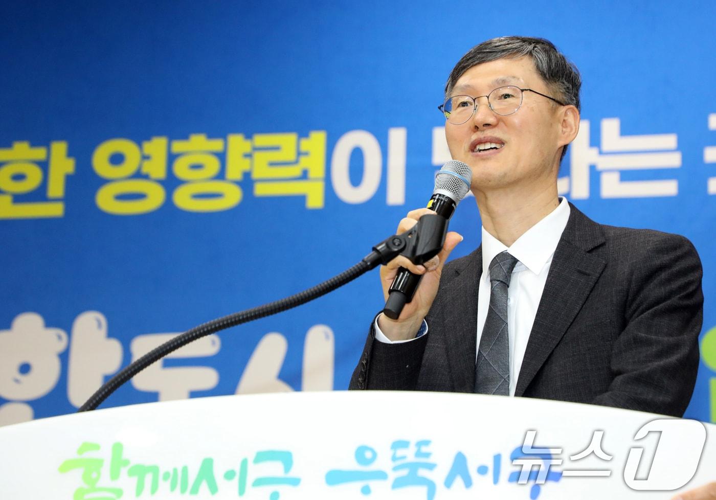 본문 이미지 - 문형배 전 헌법재판관이 2일 오후 광주 서구청 들불홀에서 '호의에 대하여'를 주제로 강연하고 있다. 2026.4.2 ⓒ 뉴스1 이수민 기자