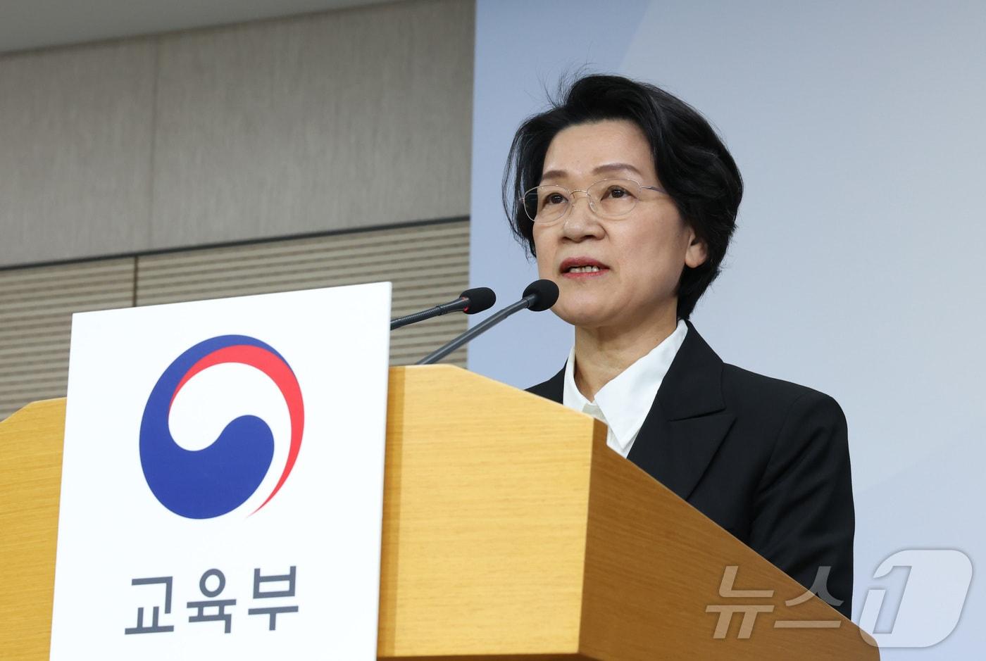 본문 이미지 - 최은옥 교육부 차관이 2일 세종시 정부세종청사에서 지방정부가 지역 발전 전략과 연계해 대학을 육성하는 지역 혁신 중심 대학지원책의 라이즈재구조화 방안을 발표하고 있다. 2026.4.2 ⓒ 뉴스1 김기남 기자