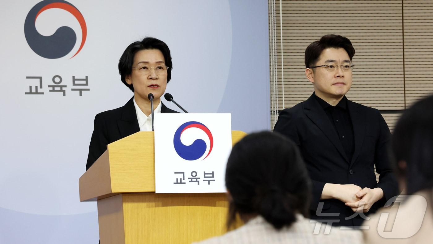 본문 이미지 - 최은옥 교육부 차관이 2일 세종시 정부세종청사에서 지방정부가 지역 발전 전략과 연계해 대학을 육성하는 지역 혁신 중심 대학지원책의 라이즈재구조화 방안을 발표하고 있다. 2026.4.2 ⓒ 뉴스1 김기남 기자