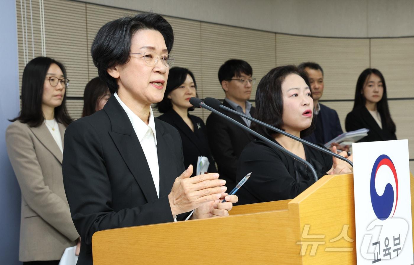 본문 이미지 - 최은옥 교육부 차관이 2일 세종시 정부세종청사에서 지방정부가 지역 발전 전략과 연계해 대학을 육성하는 지역 혁신 중심 대학지원책의 라이즈재구조화 방안을 발표하고 있다. 2026.4.2 ⓒ 뉴스1 김기남 기자