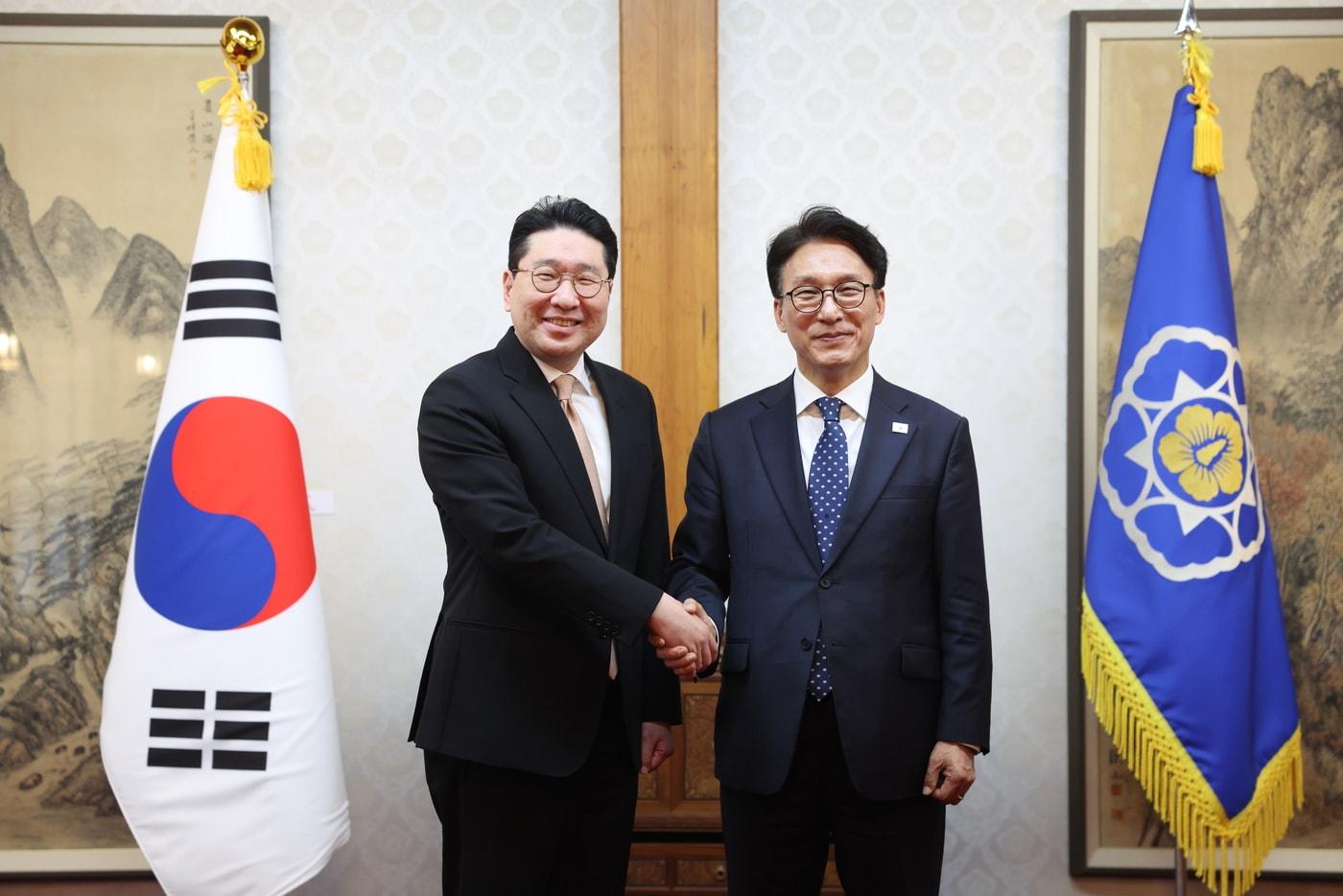 본문 이미지 - 이상현 대한사이클연맹 회장(왼쪽)과 김민석 국무총리.(대한사이클연맹 제공)