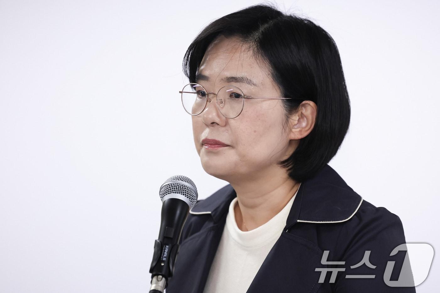 본문 이미지 - 김지미 특검보가 2일 오후 경기 과천 2차 종합특검팀 사무실에서 브리핑을 하고 있다. 2026.4.2 ⓒ 뉴스1 임지훈 인턴기자