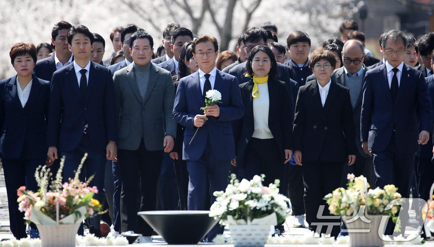 본문 이미지 - 6·3 지방선거 부산시장 출마를 공식 선언한 전재수 더불어민주당 의원이 2일 오후 경남 김해 진영읍 봉하마을을 찾아 고 노무현 전 대통령 묘역을 참배하고 있다. 2026.4.2 ⓒ 뉴스1 윤일지 기자