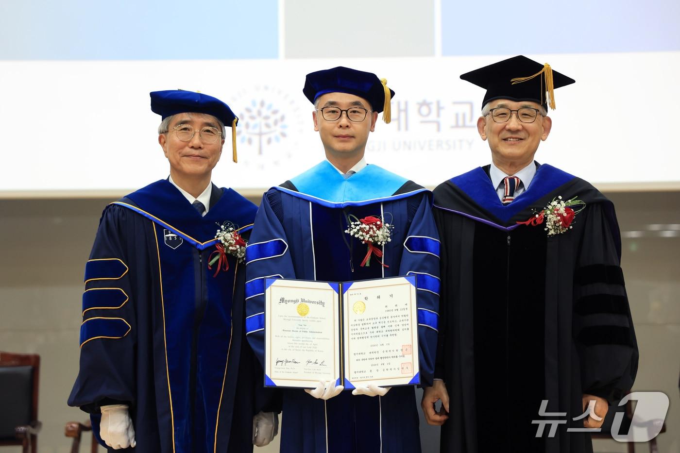 본문 이미지 - 위위에 동방케임브리지교육그룹 이사장이 명지대 명예 행정학 박사 학위를 받았다.(명지대 제공)