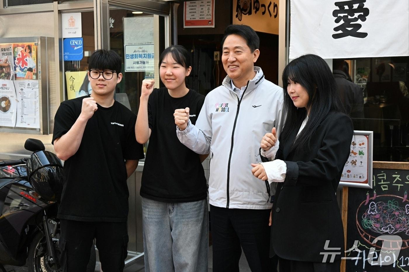 본문 이미지 - 2일 쌍문역 인근 상점가, 일명 '쌍리단길'을 찾은 오세훈 서울시장이 한 음식점 직원들과 사진을 촬영하고 있다.(서울시 제공)