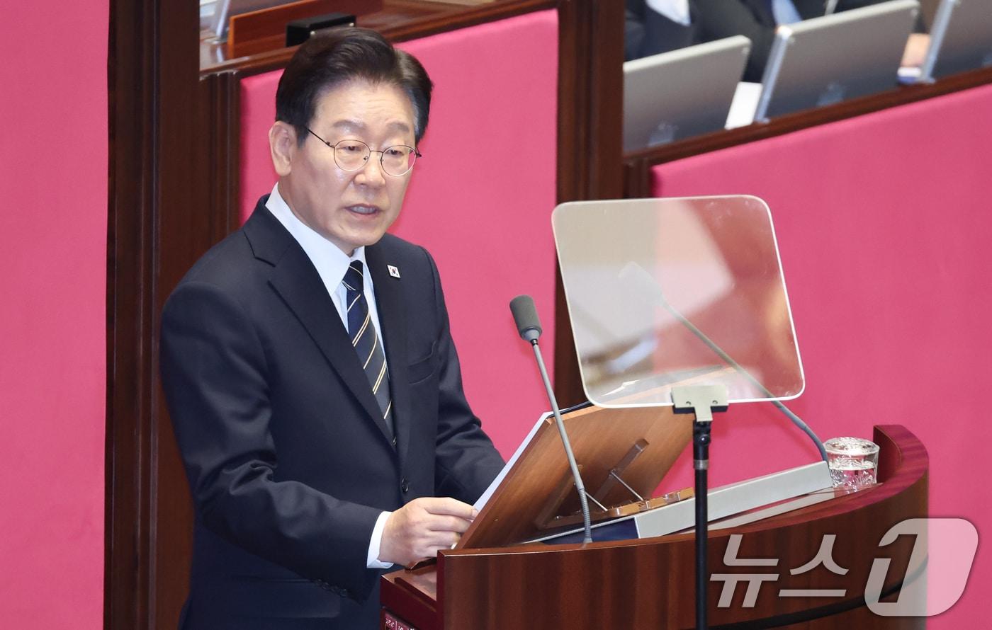 본문 이미지 - 이재명 대통령이 2일 서울 여의도 국회에서 중동 사태 대응을 위한 추가경정예산(추경)안에 대한 시정연설을 하고 있다. 2026.4.2 ⓒ 뉴스1 이재명 기자