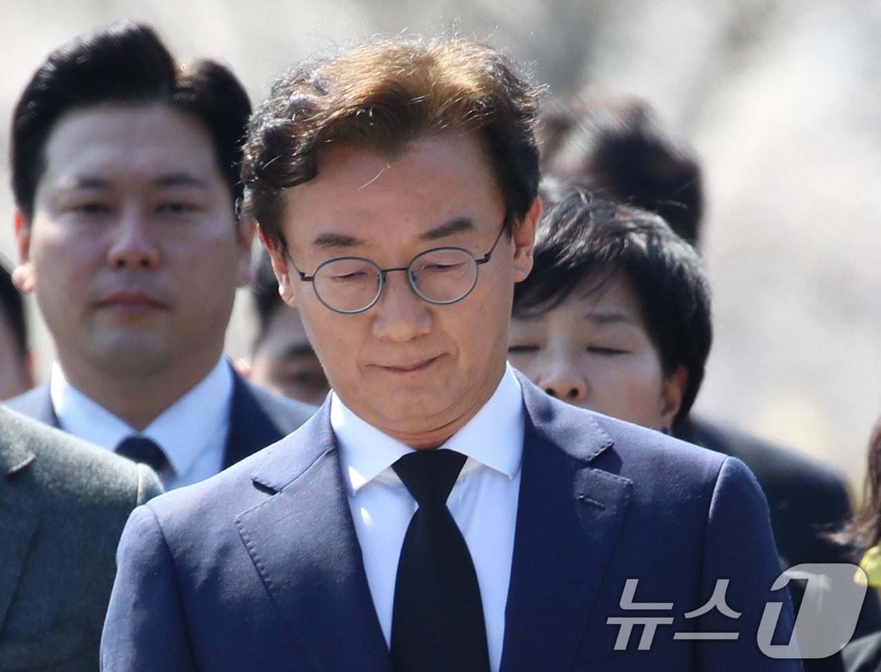 본문 이미지 - 6·3 지방선거 부산시장 출마를 공식 선언한 전재수 더불어민주당 의원이 2일 오후 경남 김해 진영읍 봉하마을을 찾아 고 노무현 전 대통령 묘역을 참배하고 있다. 2026.4.2 ⓒ 뉴스1 윤일지 기자