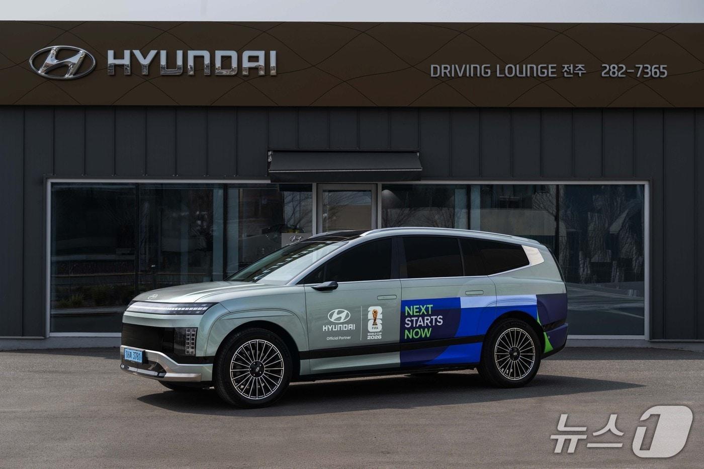 본문 이미지 - FIFA 월드컵 2026™ 기념 랩핑한 아이오닉 9 