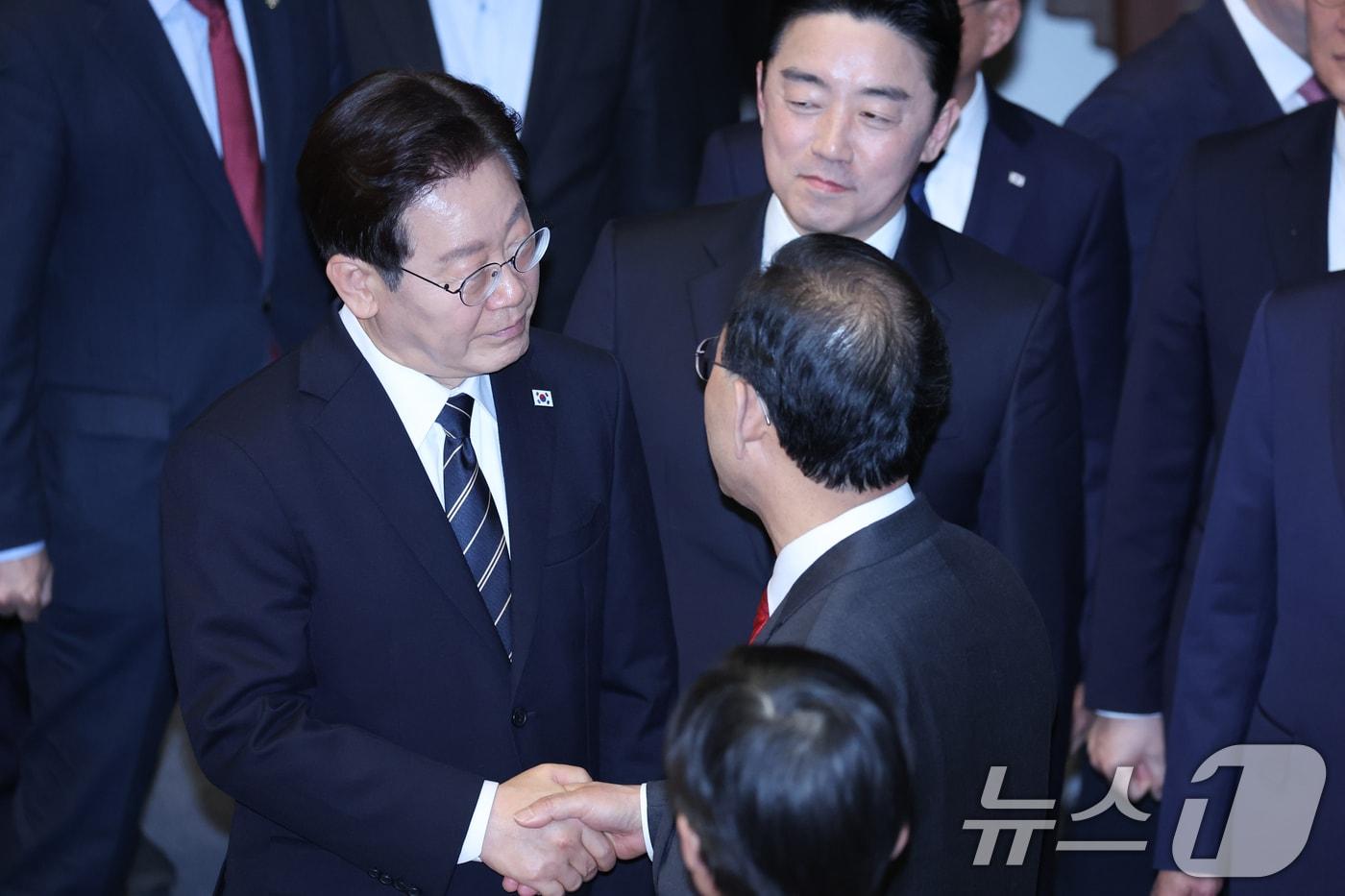 본문 이미지 - 이재명 대통령이 2일 서울 여의도 국회에서 중동 사태 대응을 위한 추가경정예산(추경)안에 대한 시정연설을 마친 뒤 국민의힘 의원들과 악수하고 있다. 2026.4.2 ⓒ 뉴스1 이재명 기자