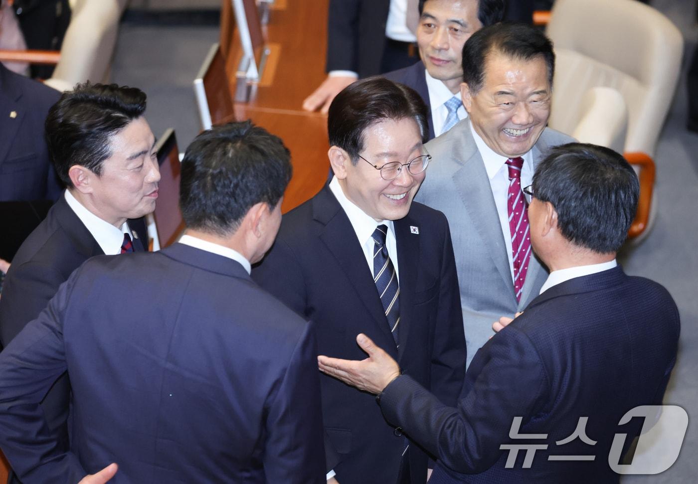 본문 이미지 - 이재명 대통령이 2일 서울 여의도 국회에서 중동 사태 대응을 위한 추가경정예산(추경)안에 대한 시정연설을 마친 뒤 국민의힘 의원들과 대화하고 있다. 2026.4.2 ⓒ 뉴스1 이재명 기자