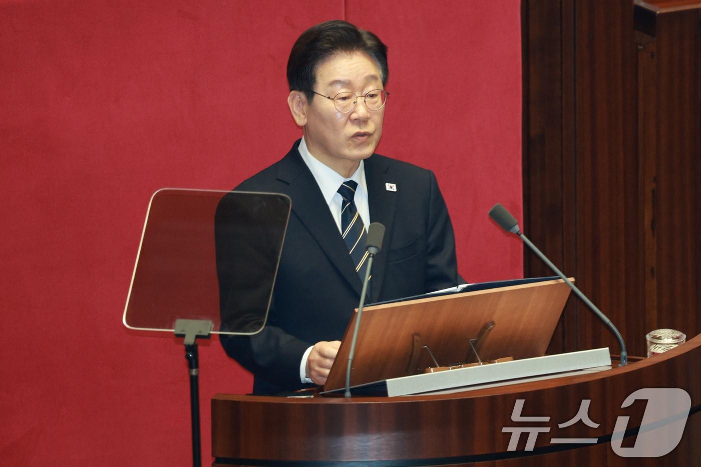 본문 이미지 - 이재명 대통령이 2일 서울 여의도 국회에서 중동 사태 대응을 위한 추가경정예산(추경)안에 대한 시정연설을 하고 있다. 2026.4.2 ⓒ 뉴스1 이재명 기자