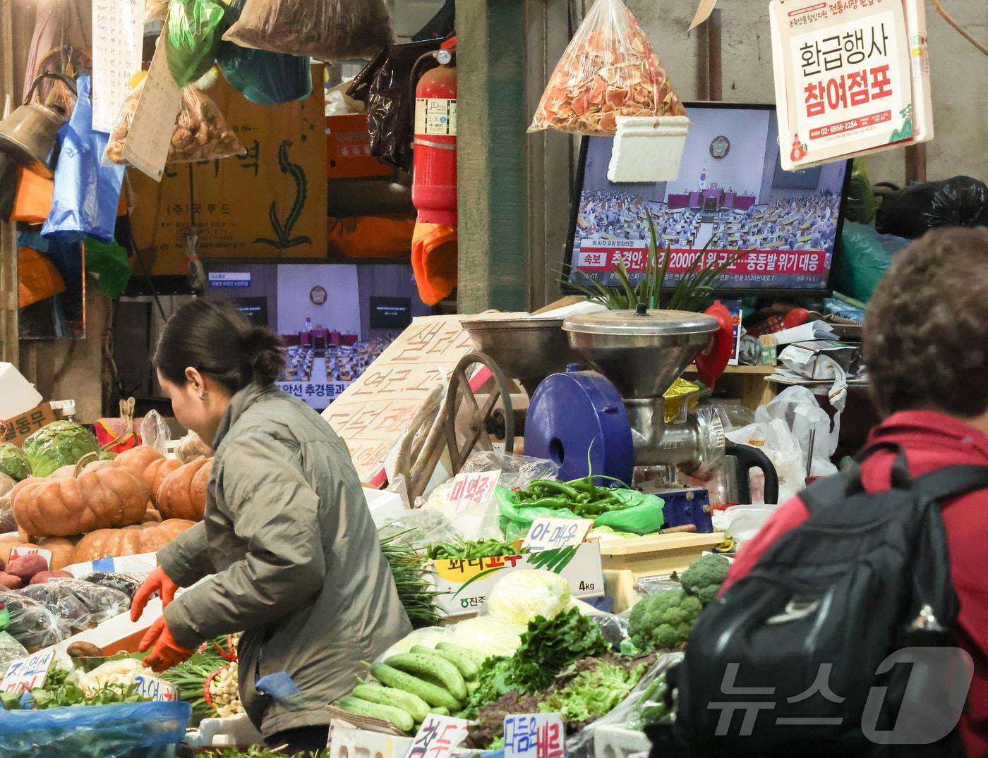 본문 이미지 -  2일 서울 시내 한 전통시장에 이재명 대통령의 시정 연설이 TV에 나오고 있다. 2026.4.2 ⓒ 뉴스1 이종수 인턴기자