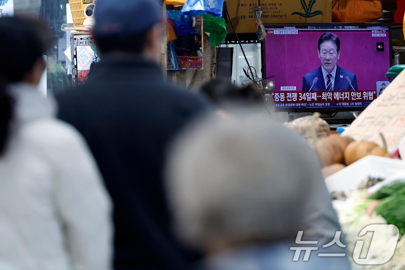 본문 이미지 - 2일 오후 서울 서대문구 인왕시장에서 상인들이 이재명 대통령의 26조2000억 원 규모 추가경정예산안 시정연설 TV 생중계를 틀어 놓고 있다. 2026.4.2 ⓒ 뉴스1 박정호 기자
