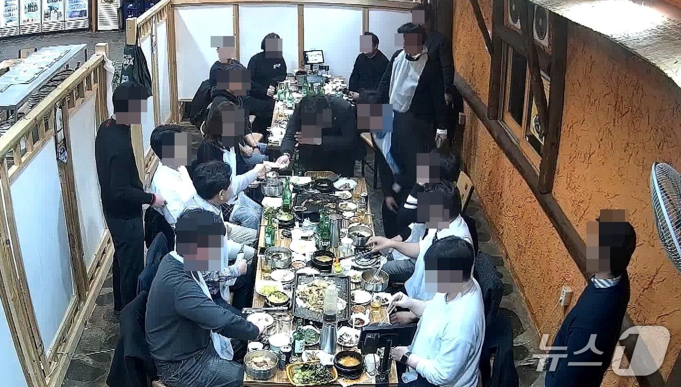 본문 이미지 - 지난해 11월 전북 전주시 완산구의 한 음식점에서 김관영 도지사가 청년에게 현금을 주는 장면.(독자제공. 재판매 및 DB 금지) 뉴스1/장수인 기자