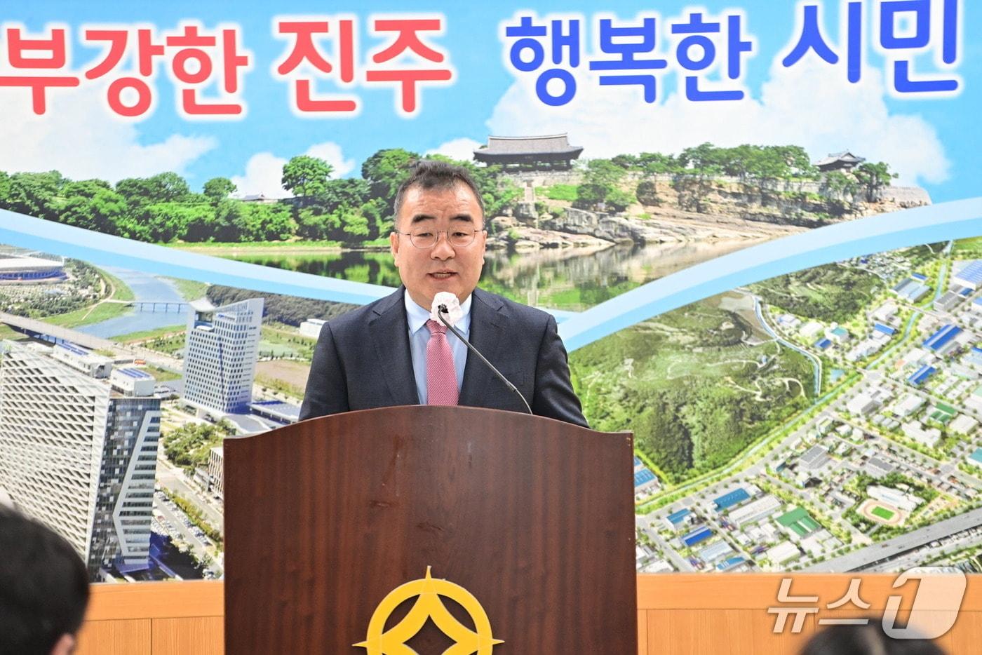 본문 이미지 - 박일동 진주시 부시장이 2일 진주시청 브리핑룸에서 ‘인공지능 산업 육성 계획’에 대해 설명하고 있다. 2026.4.3/뉴스1 한송학기자