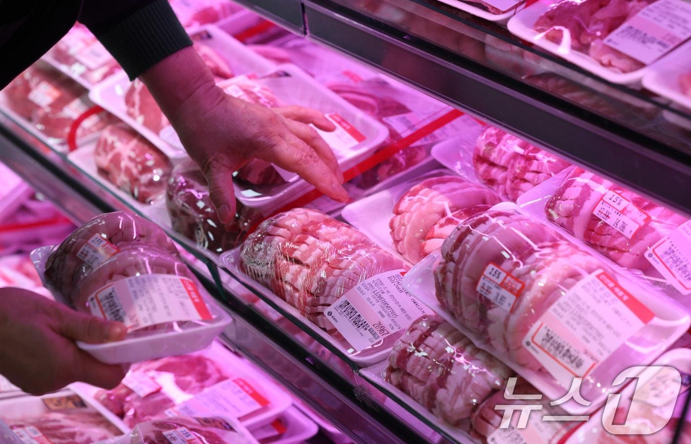 본문 이미지 - 2일 서울의 한 대형마트에 돼지고기가 진열돼 있다. 지난달 소비자물가가 전년 동월 대비 2.2% 올라 2월보다 상승폭이 확대됐다. 중동전쟁 여파로 석유류 가격이 9.9% 급등한 영향이 컸다. 농축수산물은 전체적으로 0.6% 하락했지만, 달걀(7.8%)과 돼지고기(6.3%), 쌀(15.6%) 등 일부 품목은 오름세를 보였다. 2026.4.2 ⓒ 뉴스1 박지혜 기자