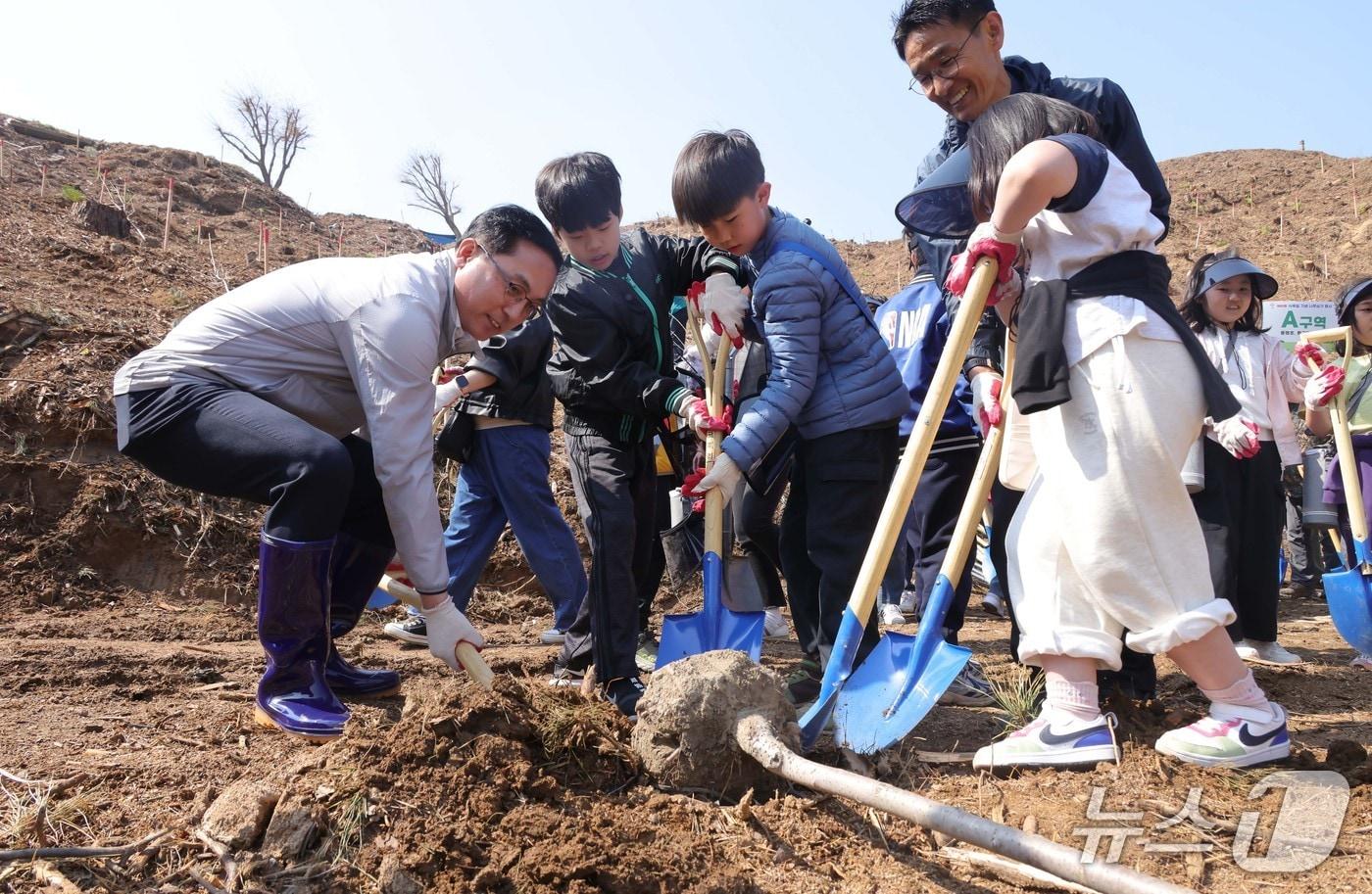 본문 이미지 - 박희조 동구청장이 나무를 심고 있다.(동구 제공. 재판매 및 DB금지)/뉴스1