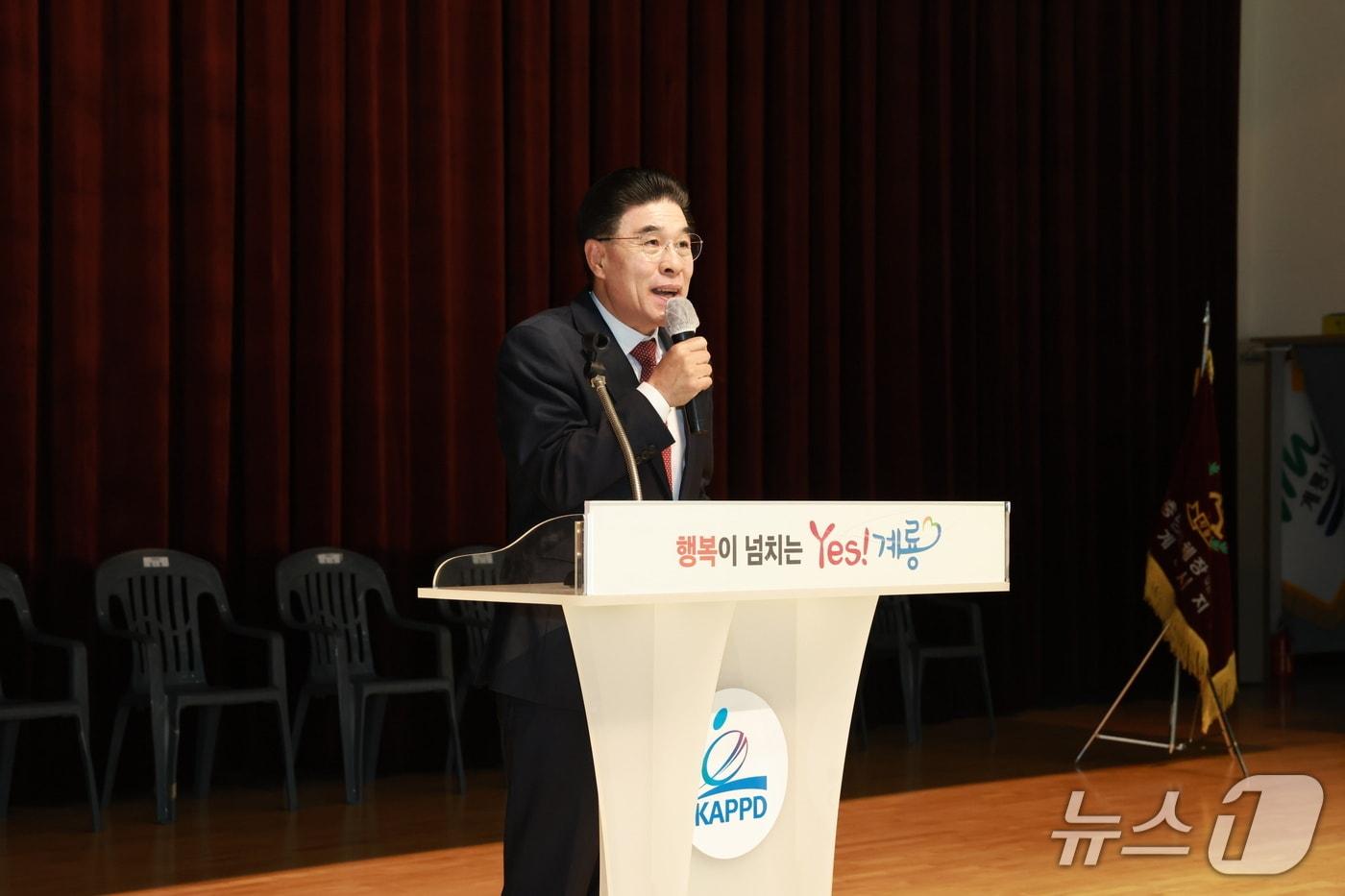 본문 이미지 - 이응우 시장이 제46회 장애인의 날 기념행사에서 인사말을 하고 있다.(계룡시 제공.재판매 및 DB금지)/뉴스1