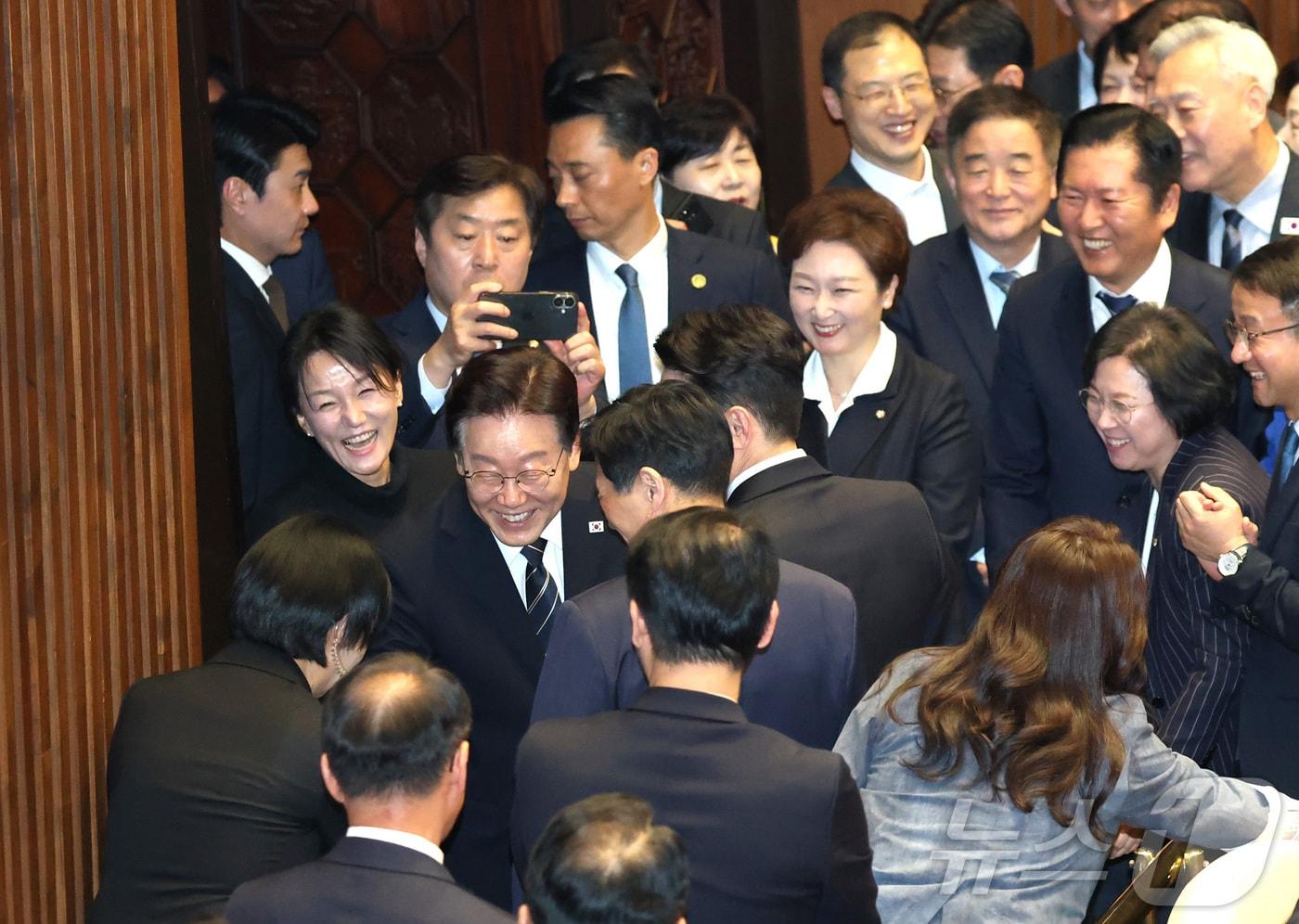 본문 이미지 - 이재명 대통령이 2일 오후 서울 여의도 국회에서 열린 제433회 국회(임시회) 제4차 본회의에서 2026년도 제1차 추가경정예산안에 대한 시정연설 마친 뒤 의원들과 인사를 하고 있다. 2026.4.2 ⓒ 뉴스1 국회사진기자단